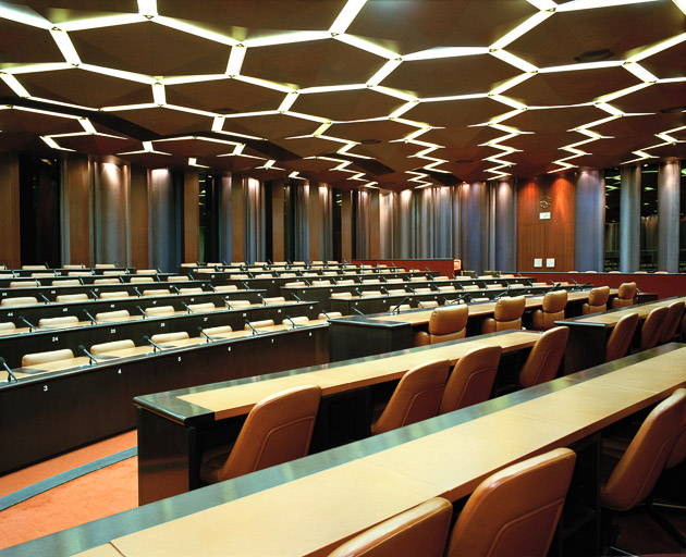 Hôtel de région : salle des Assemblées (Photographie ancienne, ca. 1990-2005, Conseil régional de Bourgogne). © Pierre-Marie Barbe-Richaud / Région Bourgogne-Franche-Comté, Inventaire du patrimoine - 2014 Hôtel de région : salle des Assemblées (Photographie ancienne, ca. 1990-2005, Conseil régional de Bourgogne). © Pierre-Marie Barbe-Richaud / Région Bourgogne-Franche-Comté, Inventaire du patrimoine - 2014