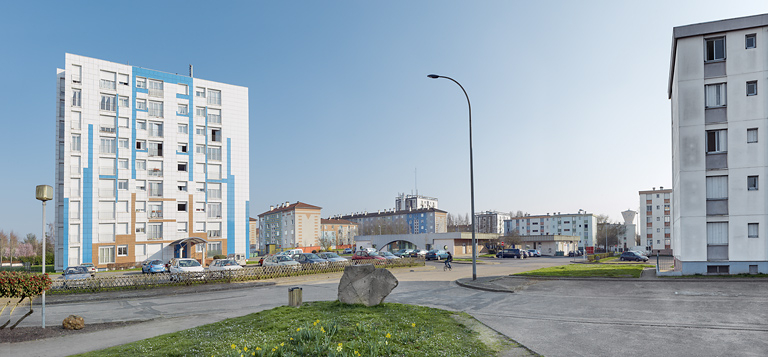 Vue générale entre la tour Schweitzer et le bâtiment B.1 en direction du sud. © Thierry Kuntz / Région Bourgogne-Franche-Comté, Inventaire du patrimoine - 2014