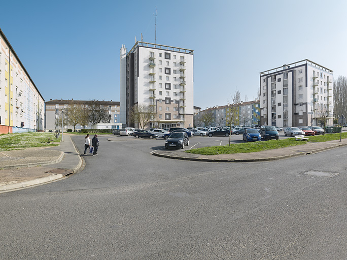 Bâtiments I, E , F et blocs H et G depuis la rue du Berry. © Thierry Kuntz / Région Bourgogne-Franche-Comté, Inventaire du patrimoine - 2014