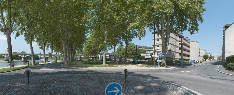 Bâtiment D : vue en situation depuis le sud. © Thierry Kuntz / Région Bourgogne-Franche-Comté, Inventaire du patrimoine - 2014