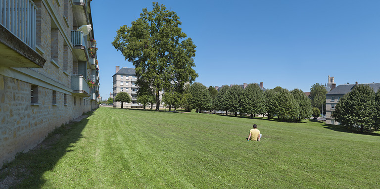 Parc central : vue depuis la façade postérieure du bâtiment A. © Thierry Kuntz / Région Bourgogne-Franche-Comté, Inventaire du patrimoine - 2014
