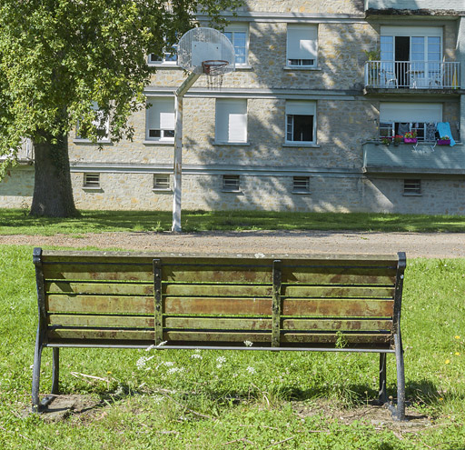 Façade postérieure du bâtiment A et mobilier urbain du parc central. © Thierry Kuntz / Région Bourgogne-Franche-Comté, Inventaire du patrimoine - 2014