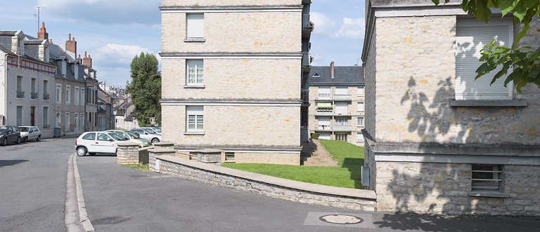 Façade latérale du bâtiment B et vue sur la façade postérieure du bâtiment C. © Thierry Kuntz / Région Bourgogne-Franche-Comté, Inventaire du patrimoine - 2014