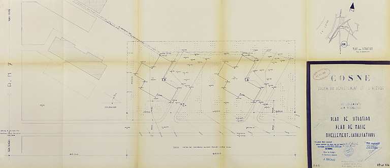Opération de 32 logements, plan de situation et plan de masse, L. Robert et M. Guillaume, avril 1955. (Archives municipales Cosne-Cours-sur-Loire, 200 W 16 - PC 722) © Thierry  Kuntz (reproduction) / Région Bourgogne-Franche-Comté, Inventaire du patrimoine - 2014