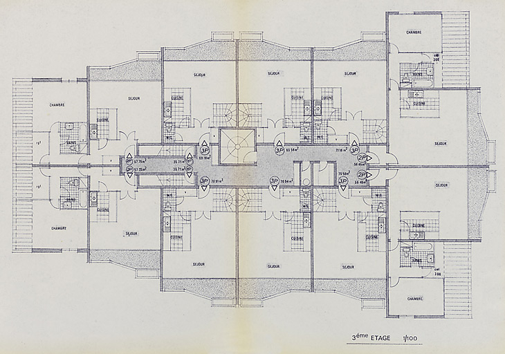 Opération de 132 logements : plan du troisième étage des immeubles ; F. Martin Lavigne, D. Chenut, O. Senly, septembre 1979. (Archives municipales Cosne-Cours-sur-Loire, 200 W 115 - PC 684) © Thierry  Kuntz (reproduction) / Région Bourgogne-Franche-Comté, Inventaire du patrimoine - 2014