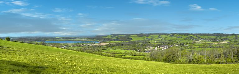 Panorama du réservoir de Panthier, à droite le village de Commarin avec son château. © Thierry Kuntz / Région Bourgogne-Franche-Comté, Inventaire du patrimoine - 2015