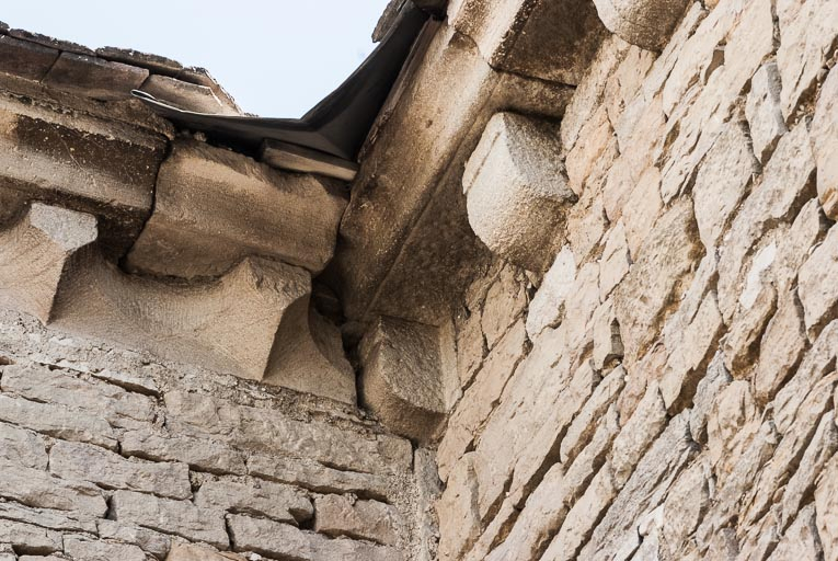 Corniche à modillons, à l'angle de la nef et du bras sud. © Pierre-Marie Barbe-Richaud / Région Bourgogne-Franche-Comté, Inventaire du patrimoine - 2015