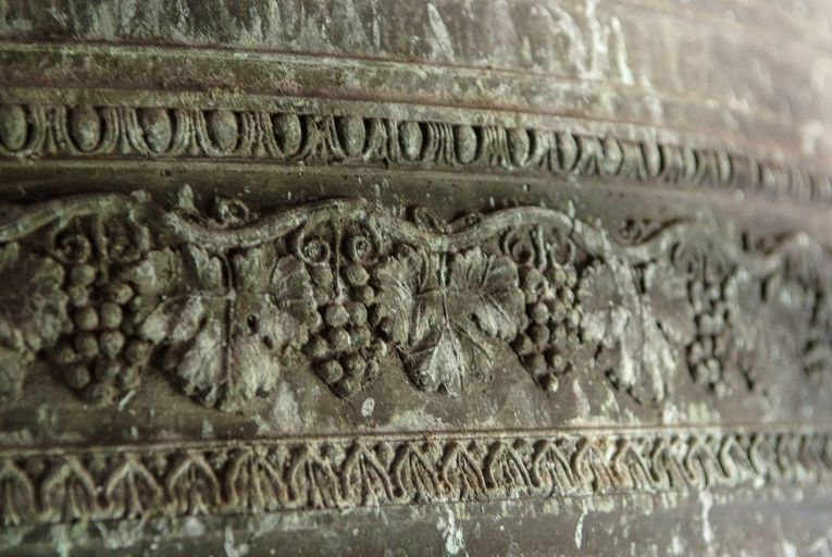 Détail du décor : grappes. © Pierre-Marie Barbe-Richaud / Région Bourgogne-Franche-Comté, Inventaire du patrimoine - 2015