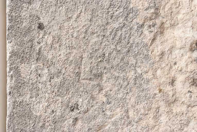 Marque de tâcheron sur la porte charretière à l'ouest de l'édifice. © Pierre-Marie Barbe-Richaud / Région Bourgogne-Franche-Comté, Inventaire du patrimoine - 2015