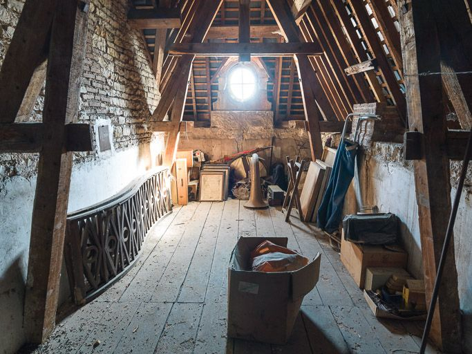Dépôt d'objets dans les combles de la mairie. © Pierre-Marie Barbe-Richaud / Région Bourgogne-Franche-Comté, Inventaire du patrimoine - 2015