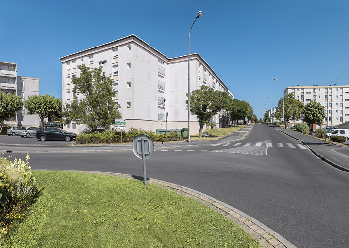 Vue depuis l'extrémité ouest de l'avenue de la Paix en direction de l'est. © Thierry Kuntz / Région Bourgogne-Franche-Comté, Inventaire du patrimoine - 2015