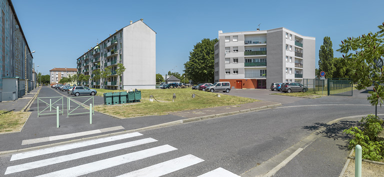 Bâtiment E, SIDEN et X depuis la place Pierre et Marie Curie. © Thierry Kuntz / Région Bourgogne-Franche-Comté, Inventaire du patrimoine - 2015