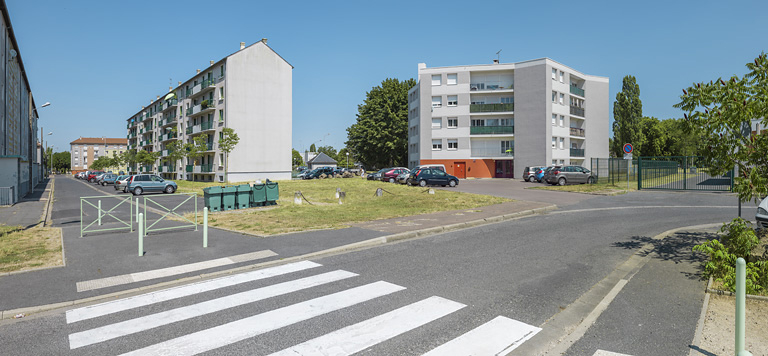 Bâtiment E, SIDEN et X depuis la place Pierre et Marie Curie. © Thierry Kuntz / Région Bourgogne-Franche-Comté, Inventaire du patrimoine - 2015
