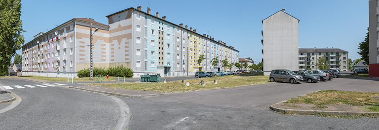 Bâtiment F, E et SIDEN depuis la place Pierre et Marie Curie. © Thierry Kuntz / Région Bourgogne-Franche-Comté, Inventaire du patrimoine - 2015