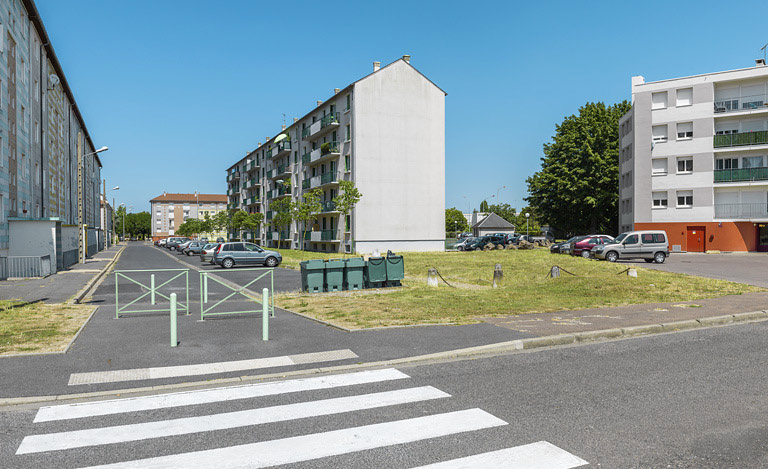 Vue générale depuis la place Perre et Marie Curie en direction du nord. © Thierry Kuntz / Région Bourgogne-Franche-Comté, Inventaire du patrimoine - 2015