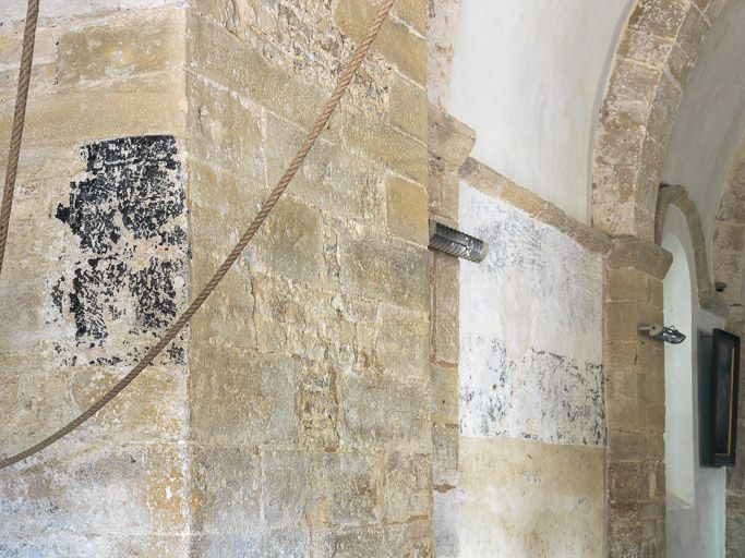 Détail des traces de litre funéraire dans la nef. © Pierre-Marie Barbe-Richaud / Région Bourgogne-Franche-Comté, Inventaire du patrimoine - 2016