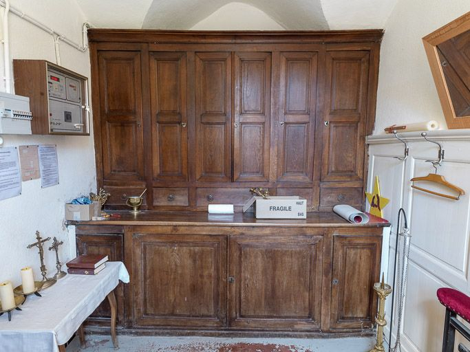 Meuble de sacristie fermé. © Pierre-Marie Barbe-Richaud / Région Bourgogne-Franche-Comté, Inventaire du patrimoine - 2016