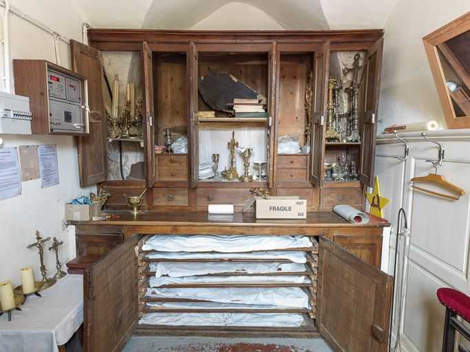 Meuble de sacristie ouvert. © Pierre-Marie Barbe-Richaud / Région Bourgogne-Franche-Comté, Inventaire du patrimoine - 2016