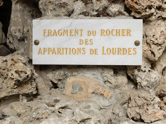 Détail de la chapelle du collatéral gauche, la grotte de Lourdes : plaque. © Pierre-Marie Barbe-Richaud / Région Bourgogne-Franche-Comté, Inventaire du patrimoine - 2016