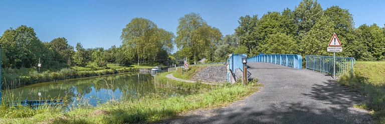 Vue du dessus, avec à gauche le site d'écluse 18. © Thierry Kuntz / Région Bourgogne-Franche-Comté, Inventaire du patrimoine - 2016 Vue du dessus, avec à gauche le site d'écluse 18. © Thierry Kuntz / Région Bourgogne-Franche-Comté, Inventaire du patrimoine - 2016