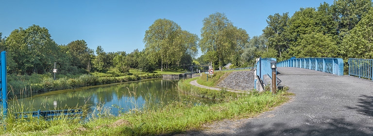 Vue du dessus, avec à gauche le site d'écluse 18. © Thierry Kuntz / Région Bourgogne-Franche-Comté, Inventaire du patrimoine - 2016 Vue du dessus, avec à gauche le site d'écluse 18. © Thierry Kuntz / Région Bourgogne-Franche-Comté, Inventaire du patrimoine - 2016