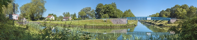 Vue d'ensemble de la passerelle avec l'embouchure du canal dans la dérivation. A gauche, le site d'écluse 18. © Thierry Kuntz / Région Bourgogne-Franche-Comté, Inventaire du patrimoine - 2016 Vue d'ensemble de la passerelle avec l'embouchure du canal dans la dérivation. A gauche, le site d'écluse 18. © Thierry Kuntz / Région Bourgogne-Franche-Comté, Inventaire du patrimoine - 2016