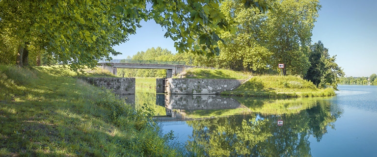 Vue d'ensemble d'amont. © Thierry Kuntz / Région Bourgogne-Franche-Comté, Inventaire du patrimoine - 2016 Vue d'ensemble d'amont. © Thierry Kuntz / Région Bourgogne-Franche-Comté, Inventaire du patrimoine - 2016