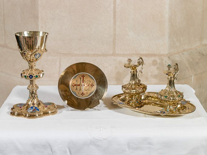 Ensemble formé d'un calice, d'une patène, d'un plateau, et de burettes. © Pierre-Marie Barbe-Richaud / Région Bourgogne-Franche-Comté, Inventaire du patrimoine - 2017