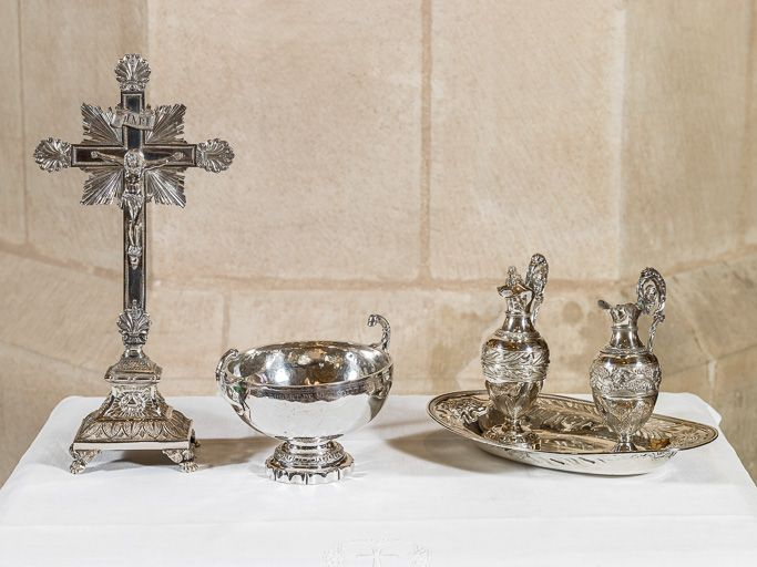 Ensemble formé d'une croix, d'une coupe et d'un plateau avec burettes. © Pierre-Marie Barbe-Richaud / Région Bourgogne-Franche-Comté, Inventaire du patrimoine - 2017