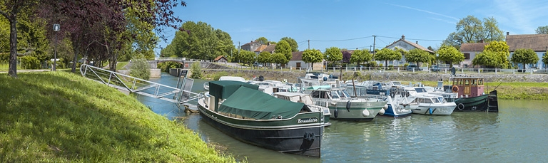 village © Thierry Kuntz / Région Bourgogne-Franche-Comté, Inventaire du patrimoine - 2017 village © Thierry Kuntz / Région Bourgogne-Franche-Comté, Inventaire du patrimoine - 2017