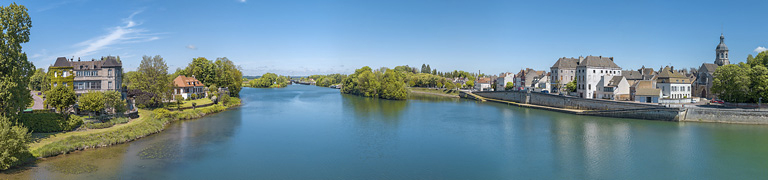 Panorama de la Saône à hauteur du passage de l'ancien pont. © Thierry Kuntz / Région Bourgogne-Franche-Comté, Inventaire du patrimoine - 2017 Panorama de la Saône à hauteur du passage de l'ancien pont. © Thierry Kuntz / Région Bourgogne-Franche-Comté, Inventaire du patrimoine - 2017