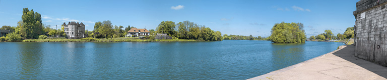 Panorama de la Saône depuis la rive gauche avec au centre la culée de l'ancien pont. © Thierry Kuntz / Région Bourgogne-Franche-Comté, Inventaire du patrimoine - 2017 Panorama de la Saône depuis la rive gauche avec au centre la culée de l'ancien pont. © Thierry Kuntz / Région Bourgogne-Franche-Comté, Inventaire du patrimoine - 2017