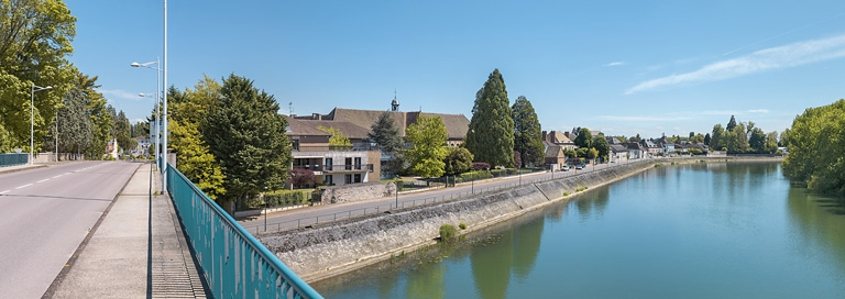 Vue des quais, en aval du pont routier de Seurre. On distingue les toits de l'hôtel-Dieu. © Thierry Kuntz / Région Bourgogne-Franche-Comté, Inventaire du patrimoine - 2017 Vue des quais, en aval du pont routier de Seurre. On distingue les toits de l'hôtel-Dieu. © Thierry Kuntz / Région Bourgogne-Franche-Comté, Inventaire du patrimoine - 2017