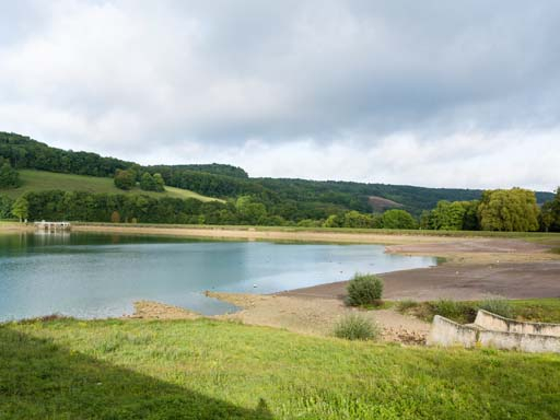 Vue de la tour de prise d'eau, de la digue et du déversoir de superficie. © Pierre-Marie Barbe-Richaud / Région Bourgogne-Franche-Comté, Inventaire du patrimoine - 2017 Vue de la tour de prise d'eau, de la digue et du déversoir de superficie. © Pierre-Marie Barbe-Richaud / Région Bourgogne-Franche-Comté, Inventaire du patrimoine - 2017