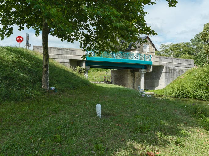 Vue d'ensemble du pont. © Pierre-Marie Barbe-Richaud / Région Bourgogne-Franche-Comté, Inventaire du patrimoine - 2017