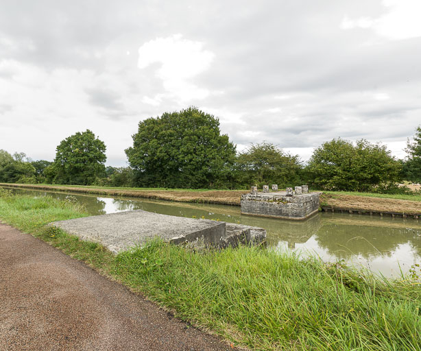 VUe des vestiges du pont. © Pierre-Marie Barbe-Richaud / Région Bourgogne-Franche-Comté, Inventaire du patrimoine - 2017
