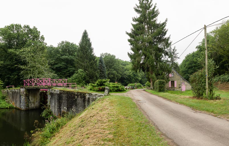 Vue d'ensemble du déversoir de superficie, de la maison éclusière et du chemin de halage. © Pierre-Marie Barbe-Richaud / Région Bourgogne-Franche-Comté, Inventaire du patrimoine - 2017