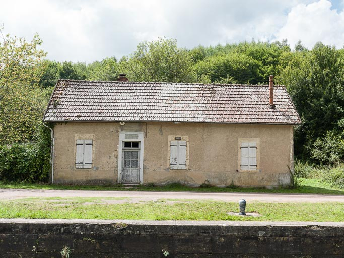 Vue du sas et de la maison éclusière. © Pierre-Marie Barbe-Richaud / Région Bourgogne-Franche-Comté, Inventaire du patrimoine - 2017
