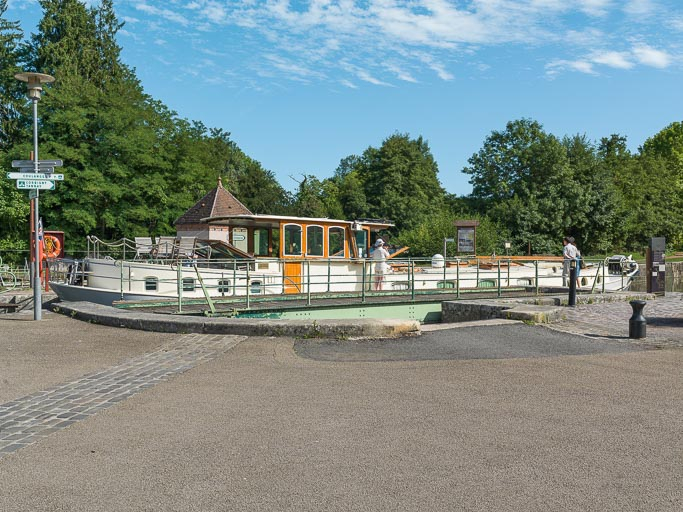 Pont au passage d'un bateau. © Pierre-Marie Barbe-Richaud / Région Bourgogne-Franche-Comté, Inventaire du patrimoine - 2017