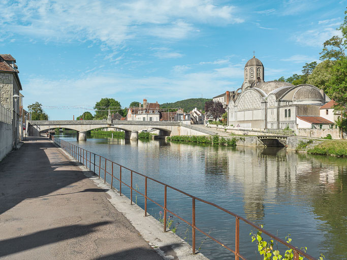 Vue du pont et de l'église Notre-Dame-de-Bethléem.  © Pierre-Marie Barbe-Richaud / Région Bourgogne-Franche-Comté, Inventaire du patrimoine - 2017