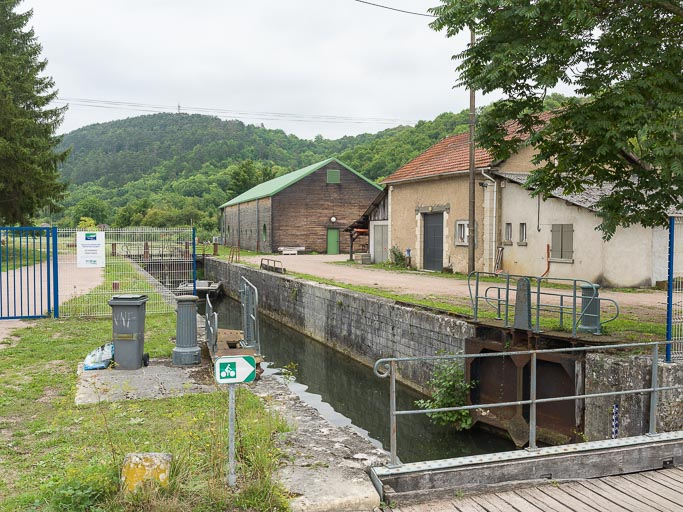 Vue du sas, de la maison éclusière et du bâtiment VNF. © Pierre-Marie Barbe-Richaud / Région Bourgogne-Franche-Comté, Inventaire du patrimoine - 2017