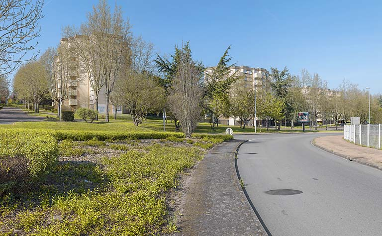Vue générale de la cité Harfleur depuis l'avenue de Montvaltin. © Thierry Kuntz / Région Bourgogne-Franche-Comté, Inventaire du patrimoine - 2017