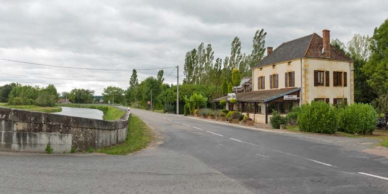 Vue d'ensemble du restaurant et du canal. © Pierre-Marie Barbe-Richaud / Région Bourgogne-Franche-Comté, Inventaire du patrimoine - 2017