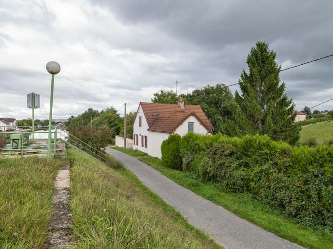Vue de l'ancien site d'écluse et de la maison éclusière. © Pierre-Marie Barbe-Richaud / Région Bourgogne-Franche-Comté, Inventaire du patrimoine - 2017