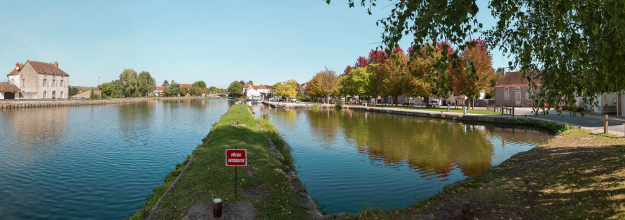 Vue d'ensemble du port, avec le bassin de déchargement à droite. © Pierre-Marie Barbe-Richaud / Région Bourgogne-Franche-Comté, Inventaire du patrimoine - 2017