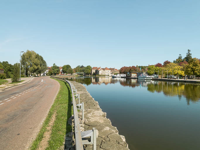 Vue du port et du pont en arrière plan. © Pierre-Marie Barbe-Richaud / Région Bourgogne-Franche-Comté, Inventaire du patrimoine - 2017