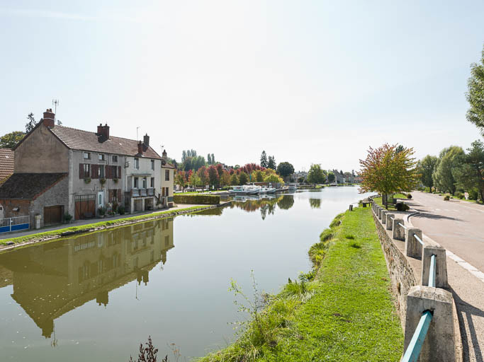 Vue du port et du bassin de chargement en arrière plan. © Pierre-Marie Barbe-Richaud / Région Bourgogne-Franche-Comté, Inventaire du patrimoine - 2017
