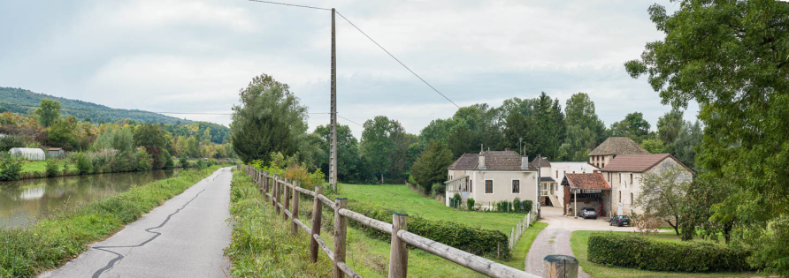 Vue d'ensemble du moulin et du canal. © Pierre-Marie Barbe-Richaud / Région Bourgogne-Franche-Comté, Inventaire du patrimoine - 2017