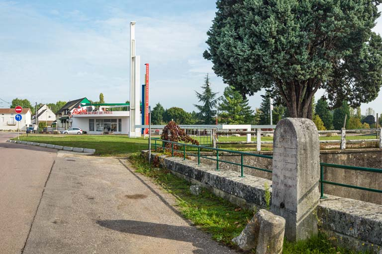 Entrée dans la ville de Chagny par le pont de l'avenue du Général Leclerc, limite entre la Saône-et-Loire et la Côte-d'Or. © Pierre-Marie Barbe-Richaud / Région Bourgogne-Franche-Comté, Inventaire du patrimoine - 2017
