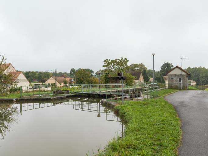Vue d'ensemble du site d'écluse. © Pierre-Marie Barbe-Richaud / Région Bourgogne-Franche-Comté, Inventaire du patrimoine - 2017